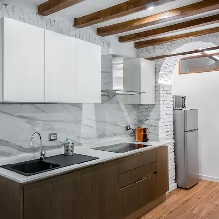Elegant In Center Apartment